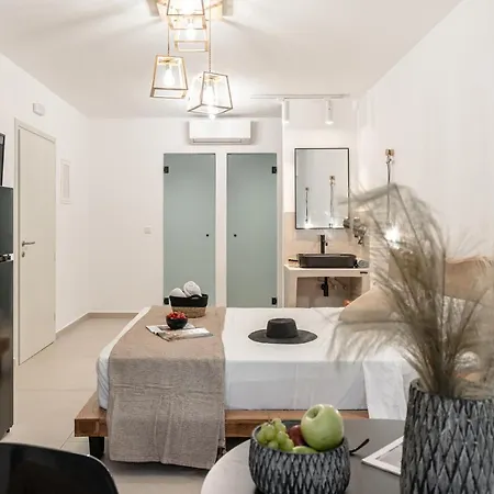 Heavenly & מלון דירות Naxos City